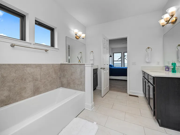 2717 S Waterside Ct — Photo 9