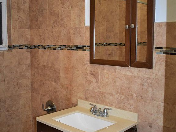 5th image of 2314 29th Ave APT 2R