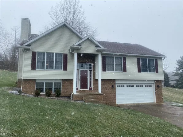 1353 N Milburn Sq NE, Bolivar, OH 44612