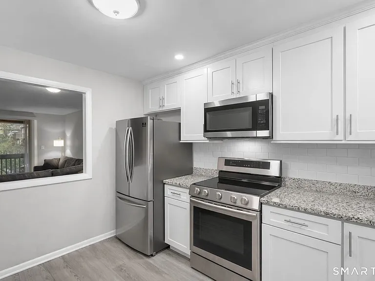 9 Avon Ct #9 — Photo 2