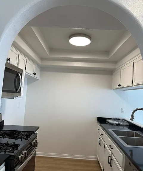 Canoga Luxury Apartments — Photo 14