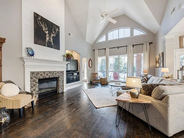 2718 View Mdw — Photo 3
