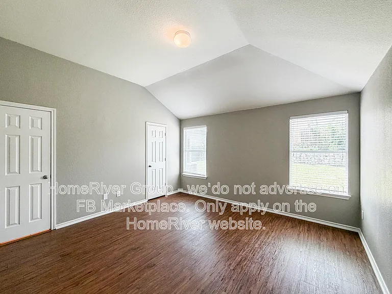 1102 Oak Hollow Ln — Photo 8