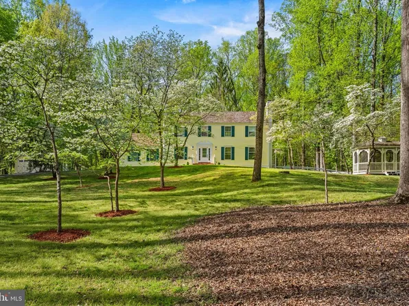9201 Potomac Woods Ln, Great Falls, VA 22066