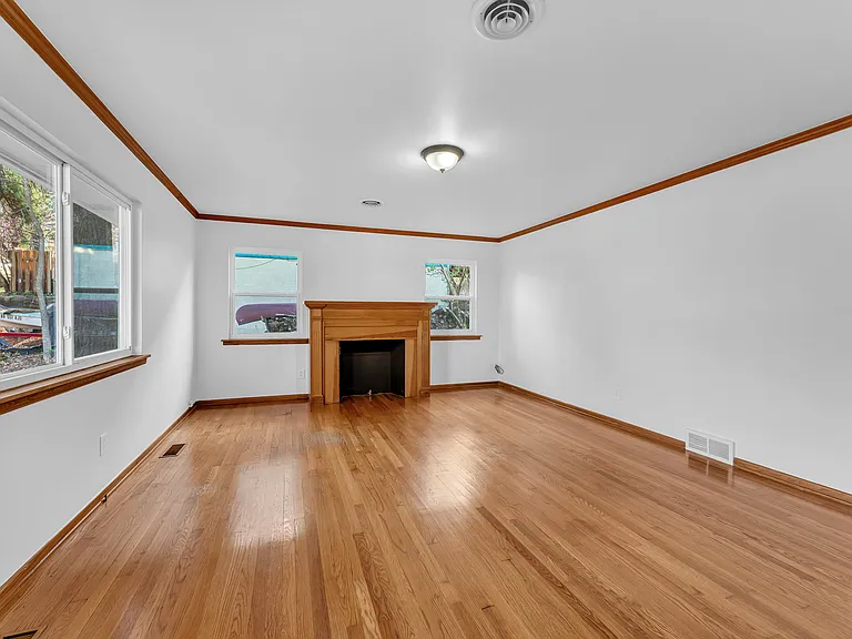 515 W Holly St — Photo 3