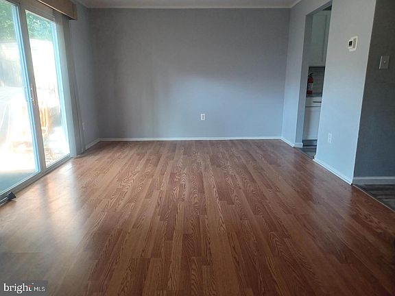 3rd image of 403 Roberts Ln