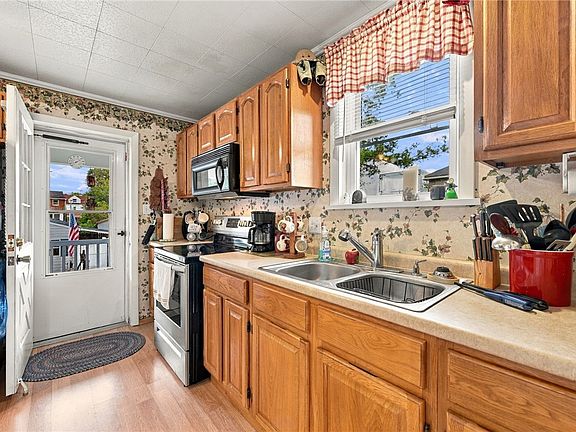 4th image of 305 E 3rd St