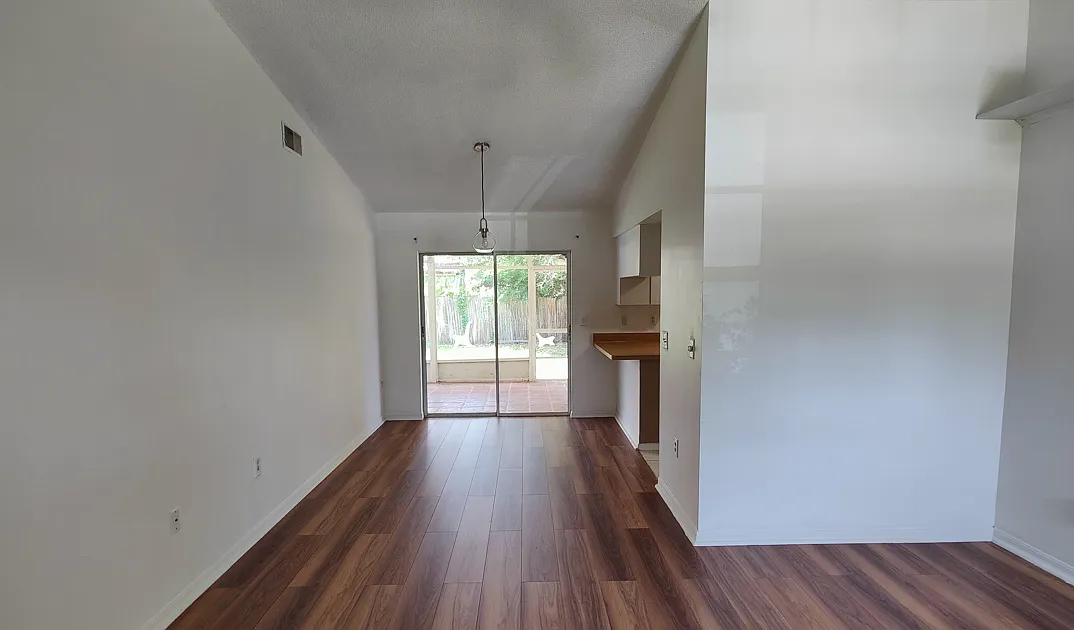 3 bed, 1000 sqft, $1,975 — Photo 2