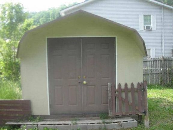 5th image of 613 River St