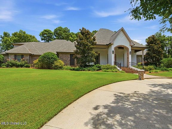2nd image of 465 Pembrooke Dr