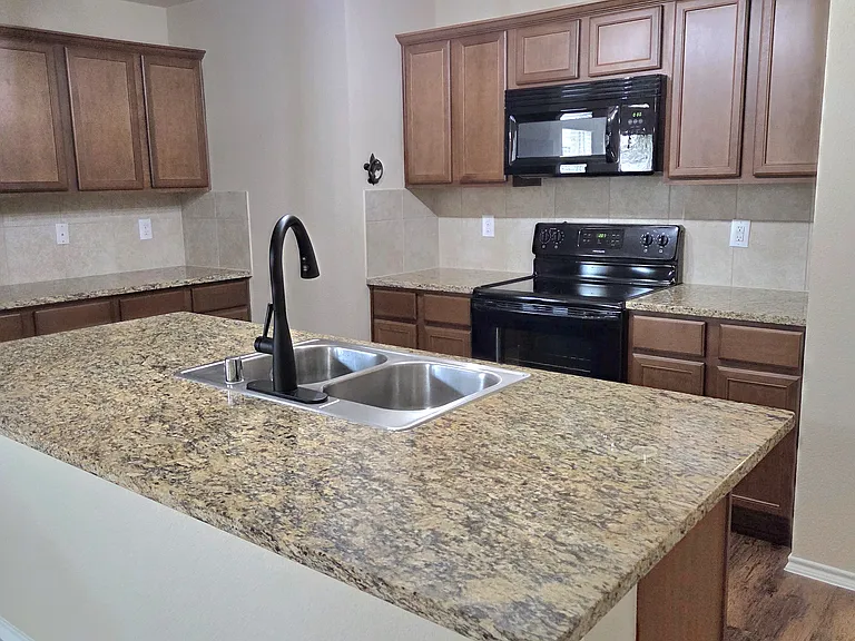 2118 Meadow Park Dr — Photo 5
