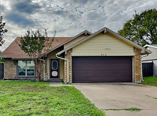 914 Huntington Dr, Lewisville, TX 75067