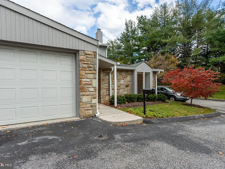 22 Stone Manor Ct #22 — Photo 4