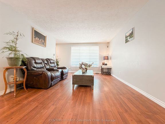 4th image of 8 Poplar Cres
