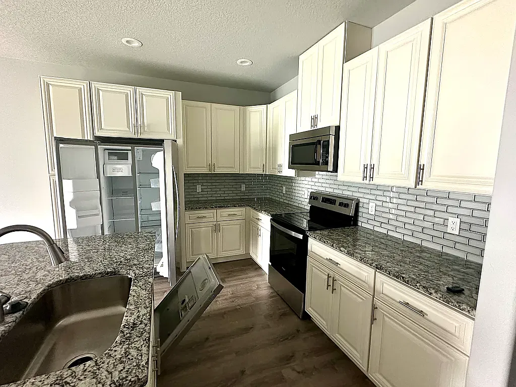 3 bed, 1185 sqft, $1,800 — Photo 4