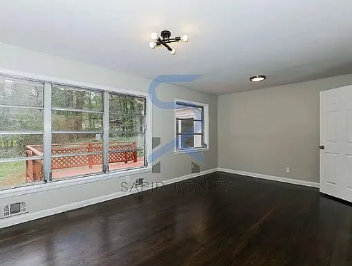 5 bed, 1379 sqft, $2,550 — Photo 2