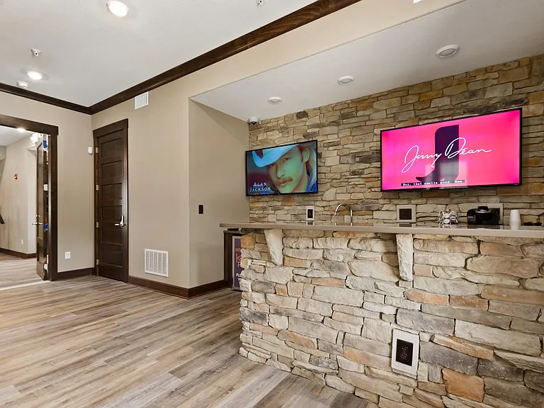K-Ten Place Apartments — Photo 19