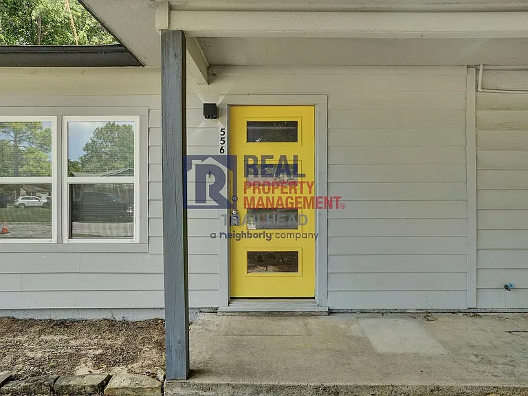 556 NW Lorna St — Photo 2