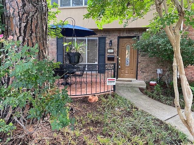 1st image of 605 Saint Charles Dr