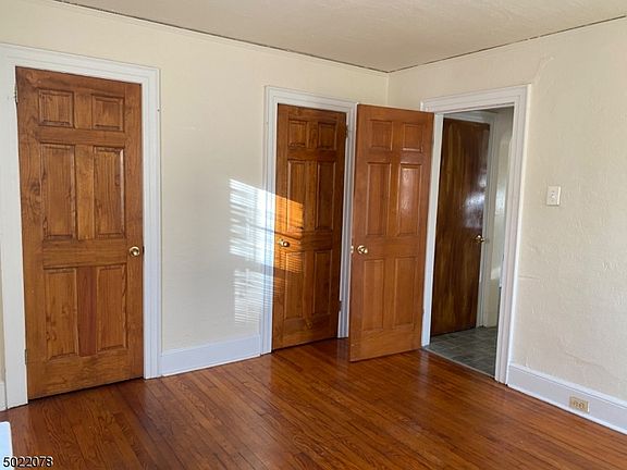 4th image of 207-209 Shepard Ave #1