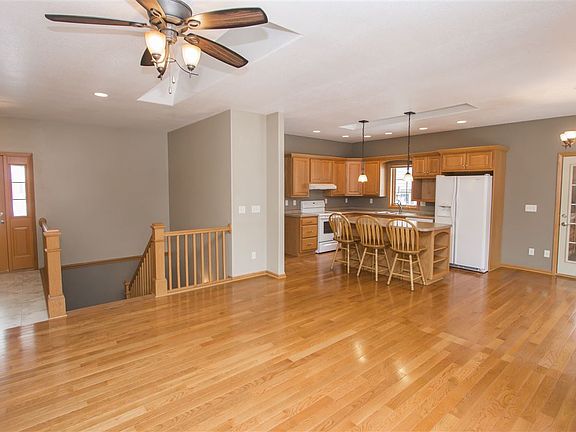 4th image of 1410 Brookside Dr
