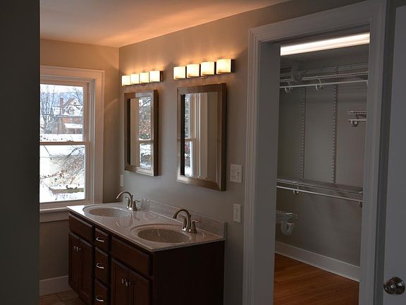 Bathroom & Walk in Closet