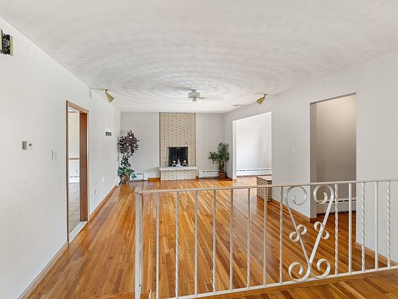 5th image of 42 Marlboro St