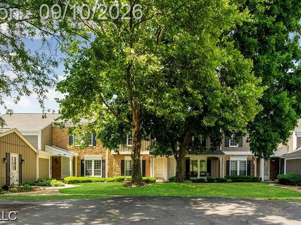 2610 Williamsburg Cir, Auburn Hills, MI 48326