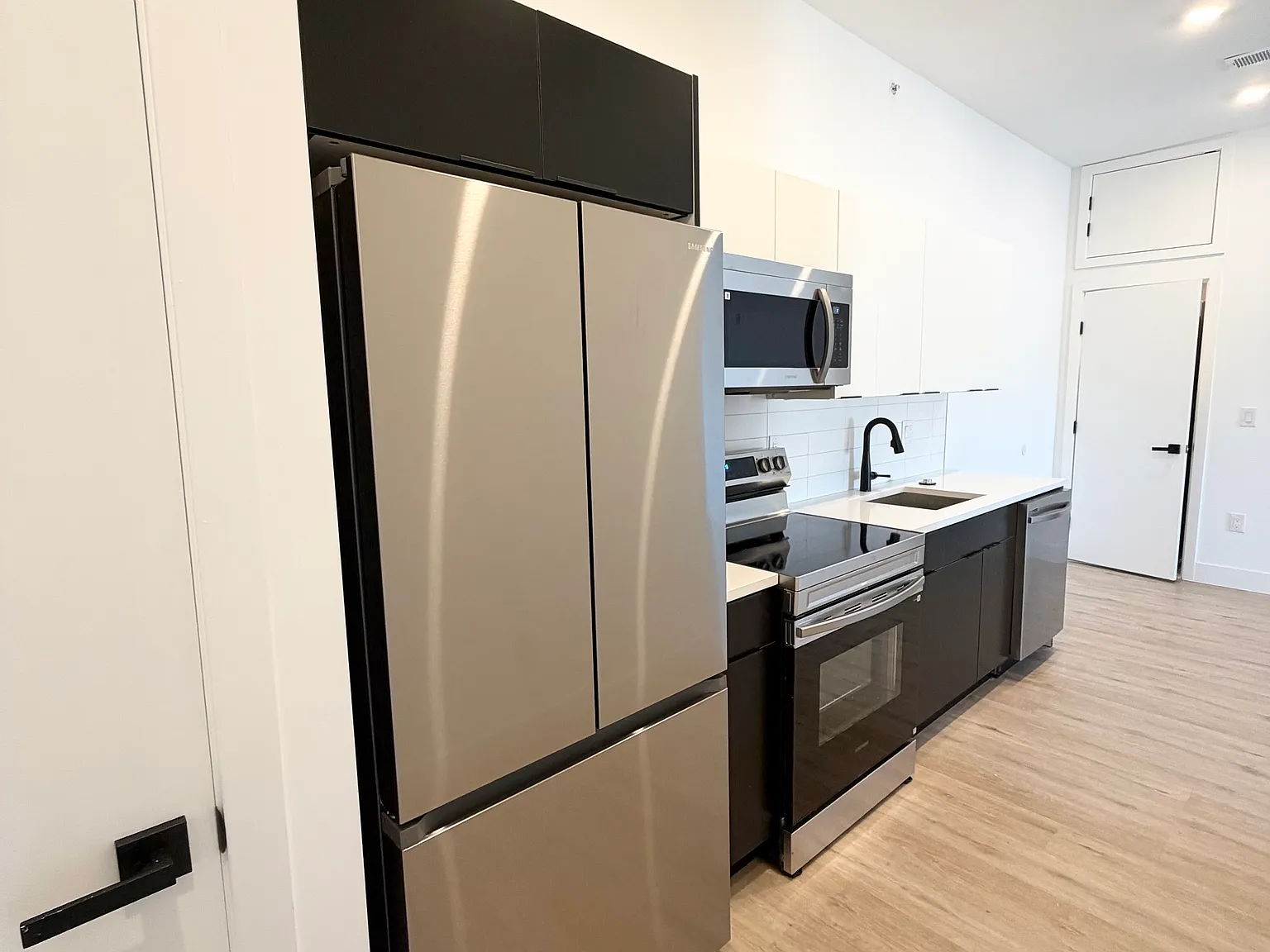 2 bed, 870 sqft, $1,700 — Photo 1