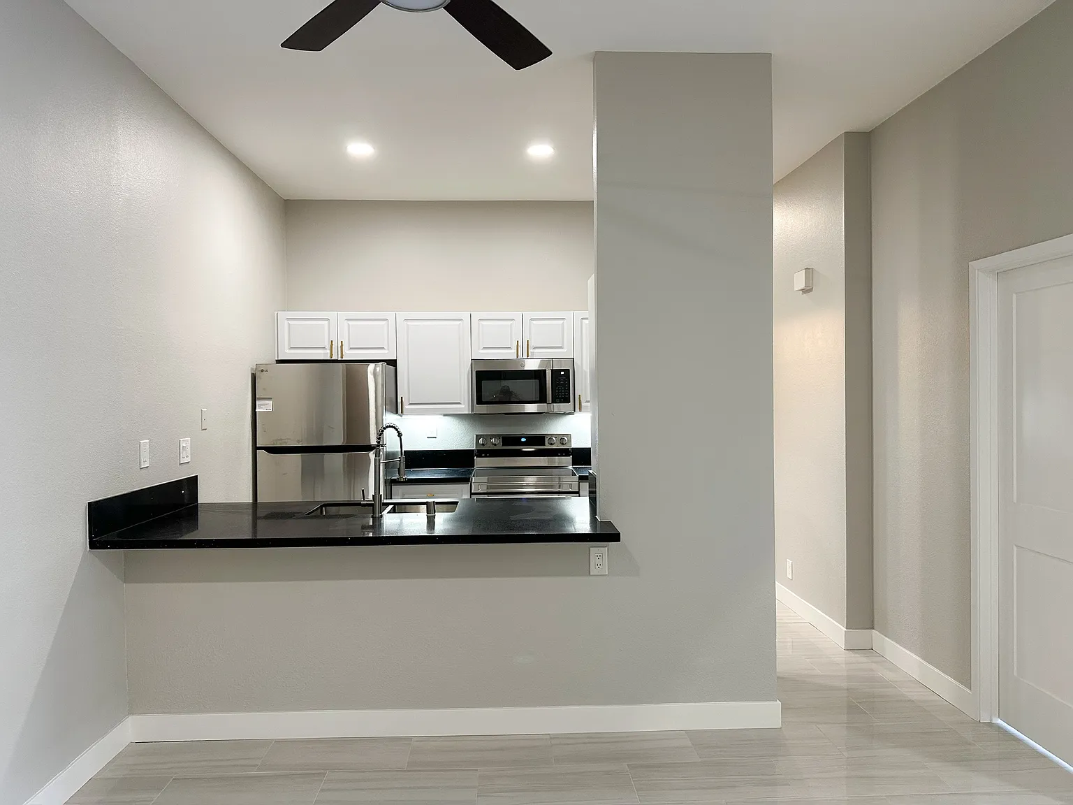 3 bed, 894 sqft, $3,800 — Photo 3