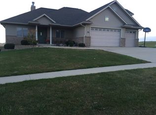 1200 Fountain View Dr, Pella, IA 50219