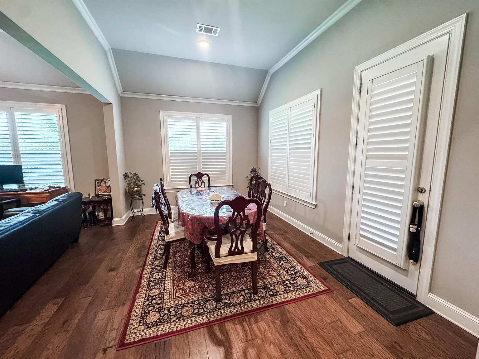 5 bed, 4.5 bath, 4967 sqft, $4,500 — Photo 3