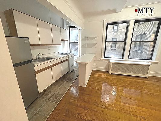 2nd image of 155 E 52nd St APT 3G