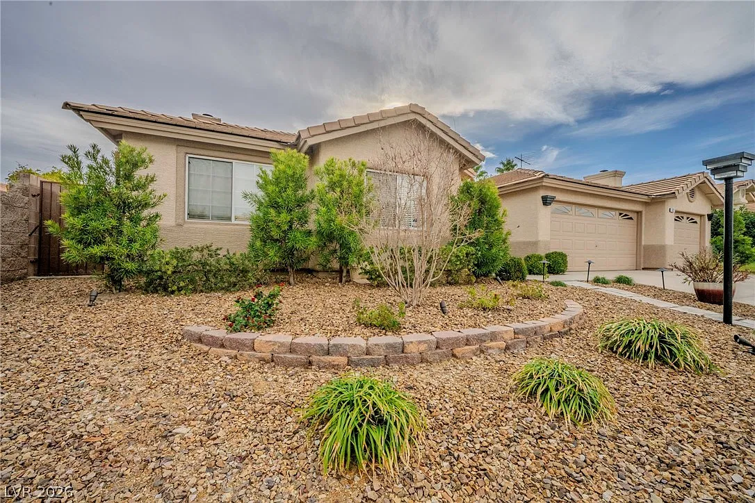 3 bed, 2.5 bath, 2423 sqft, $2,995 — Photo 2