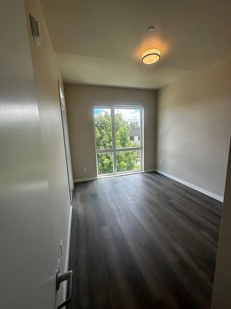 Urban Living At Fanno Creek — Photo 4