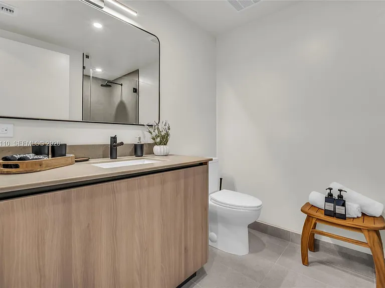 121 NE 5th St #902 — Photo 18