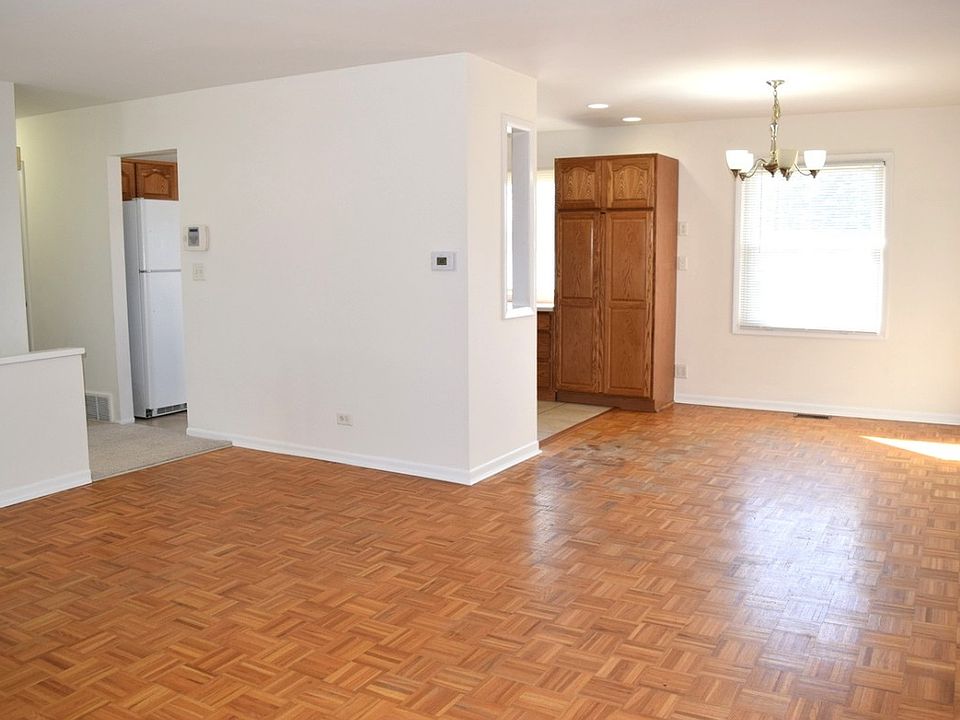 7040 Meadowbrook Ln, Hanover Park, IL 60133 | Zillow
