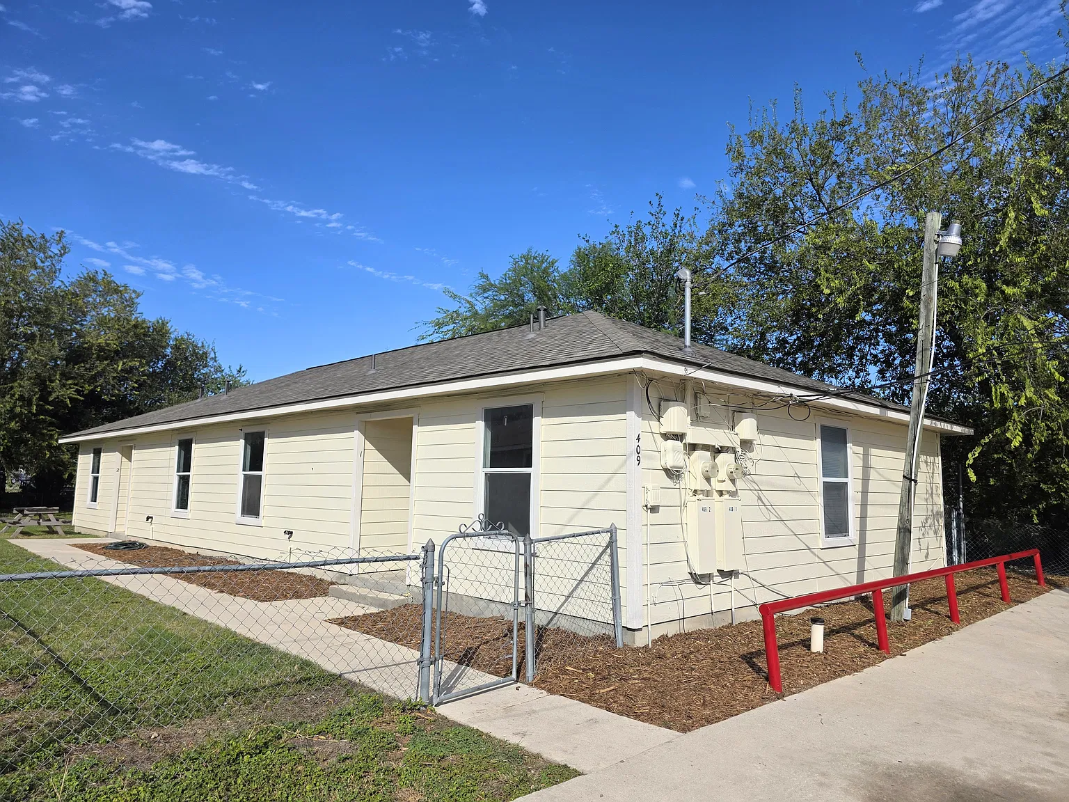 3 bed, 900 sqft, $1,195 — Photo 2