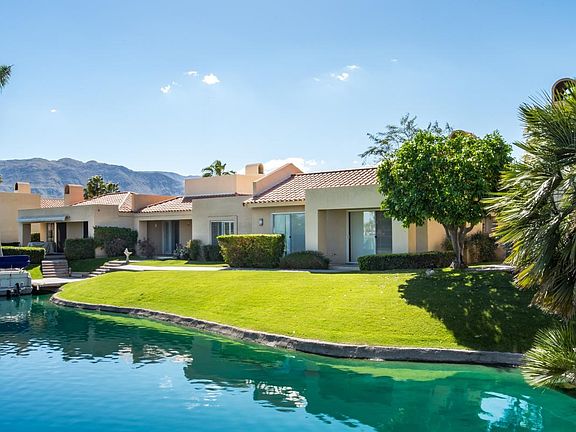 Gorgeous lake side living