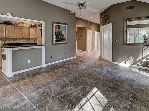 3rd image of 6 Knollwood Dr