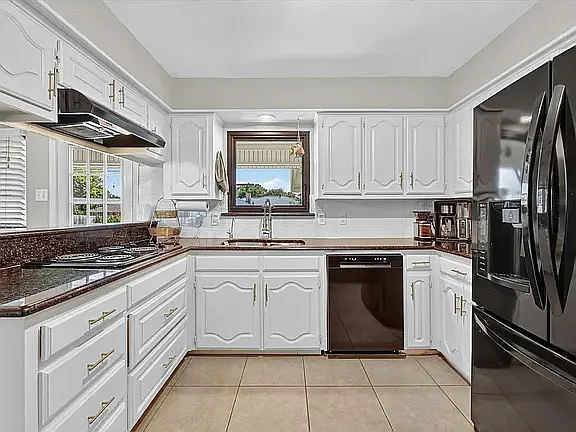 2226 Carmel Dr — Photo 9