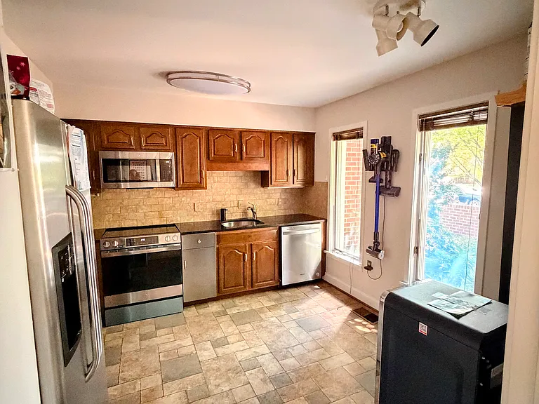 4343 Embassy Park Dr NW — Photo 11