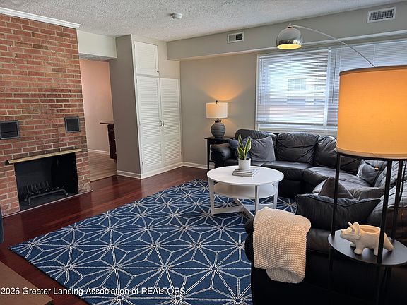 4th image of 1003 W Grand River Ave