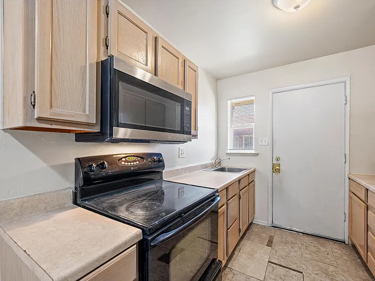 1725 Chester St — Photo 8