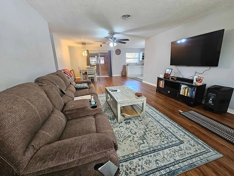 1000 S Lake Dr — Photo 2