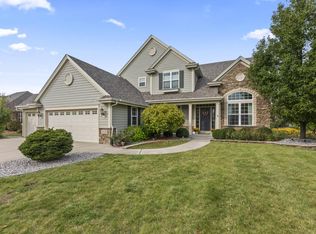 W273N2543 Arlington Dr, Pewaukee, WI 53072