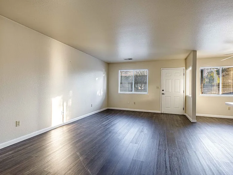 1229 W Roseburg Ave — Photo 30