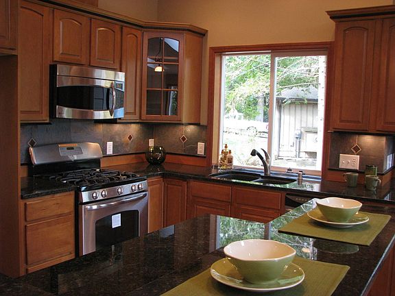 Kitchen w/granite countertops