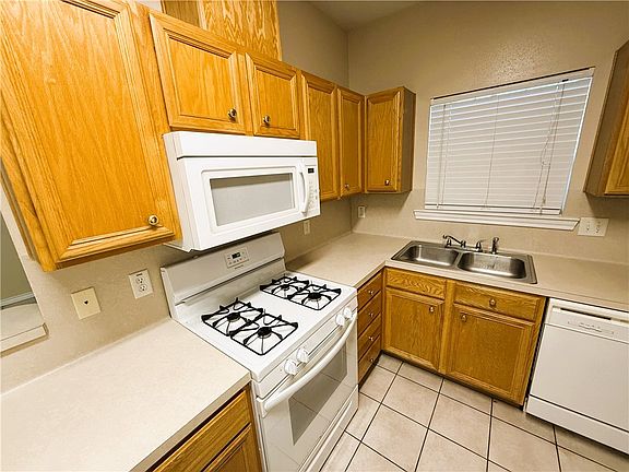 3rd image of 612 Townplace Dr