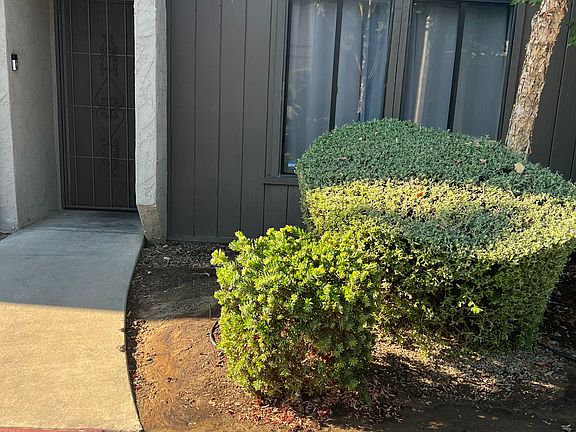 2nd image of 889 Greenfield Ave #889
